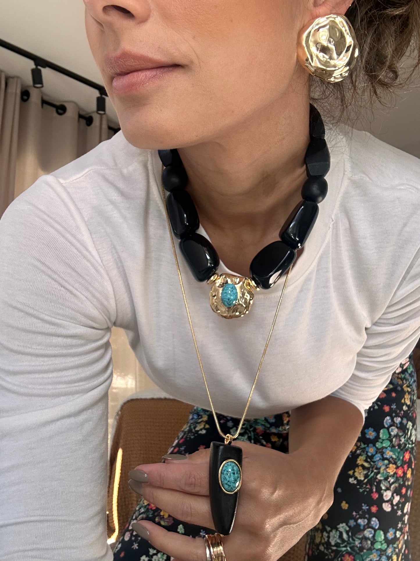Collar resinas negras y punto calypso